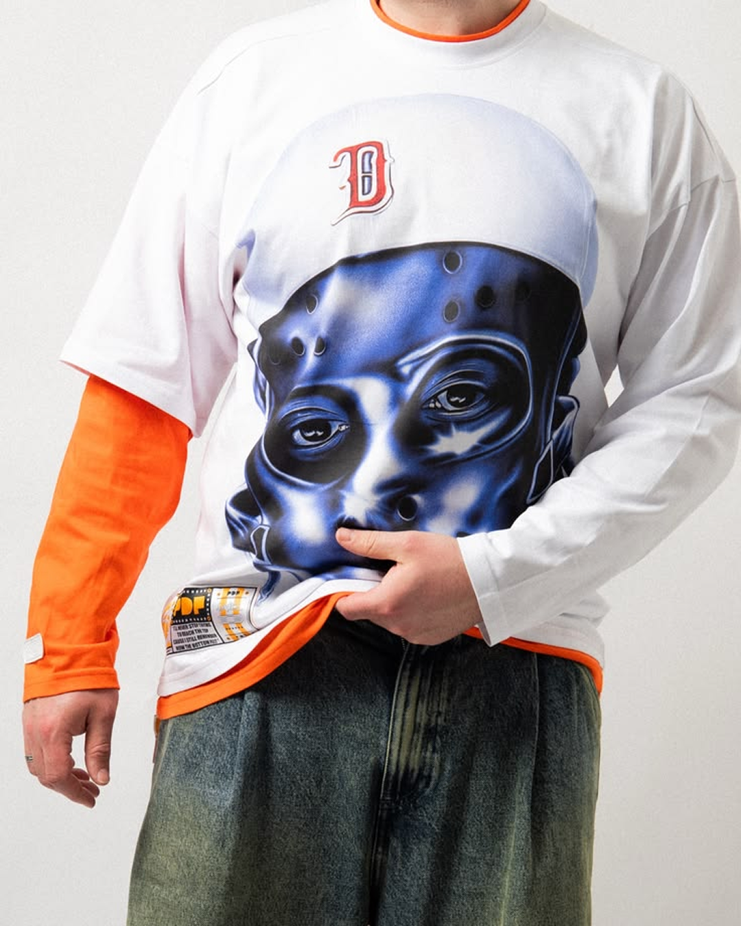 Silhouette PDF Channel avec denim travaillé, hoodie oversize et sneakers massives, marque créée par Domenico Formichetti.