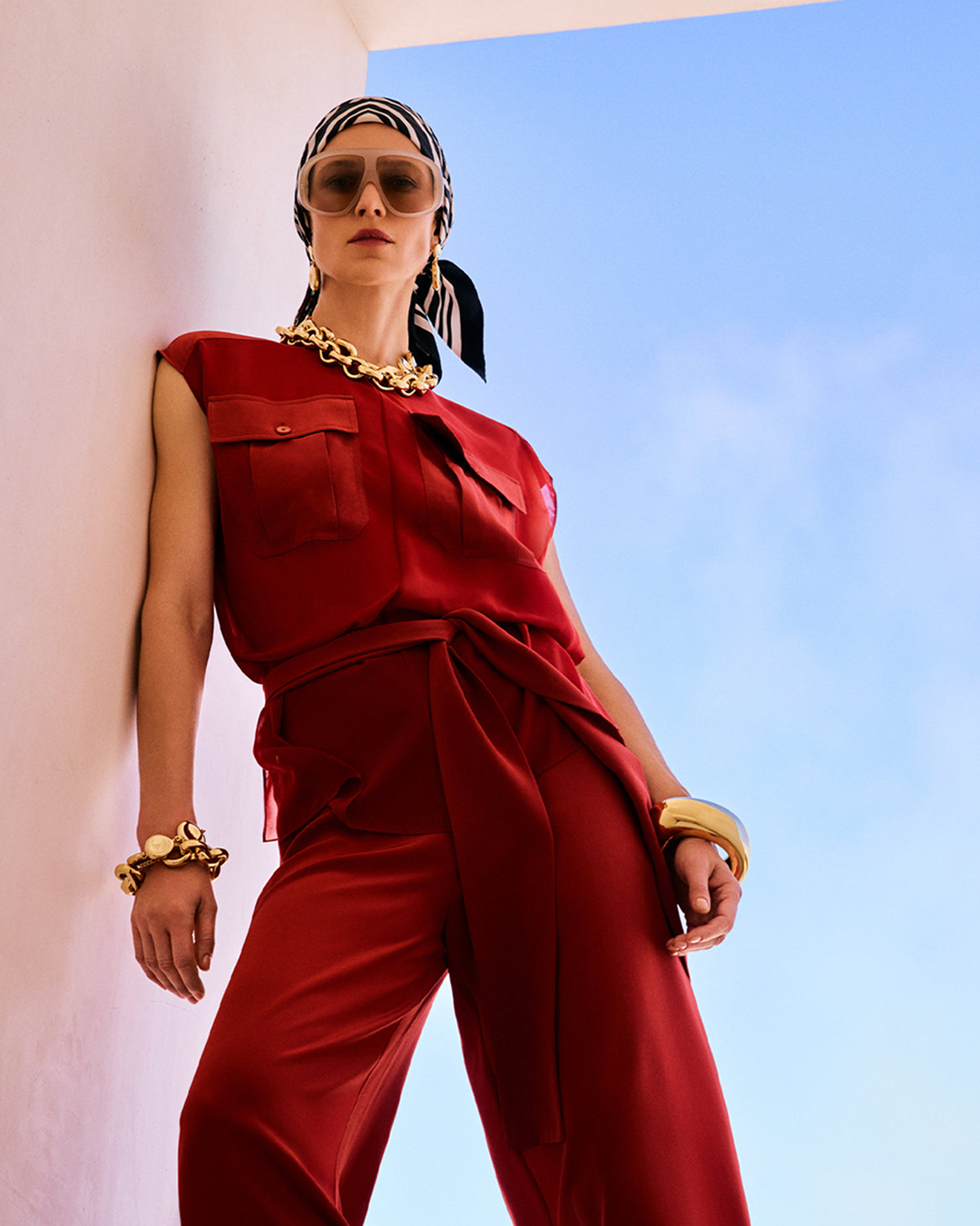 Silhouette féminine JOSEPH avec tailoring souple et pièces minimalistes, entre luxe discret et essentiels modernes chez Lesthete.