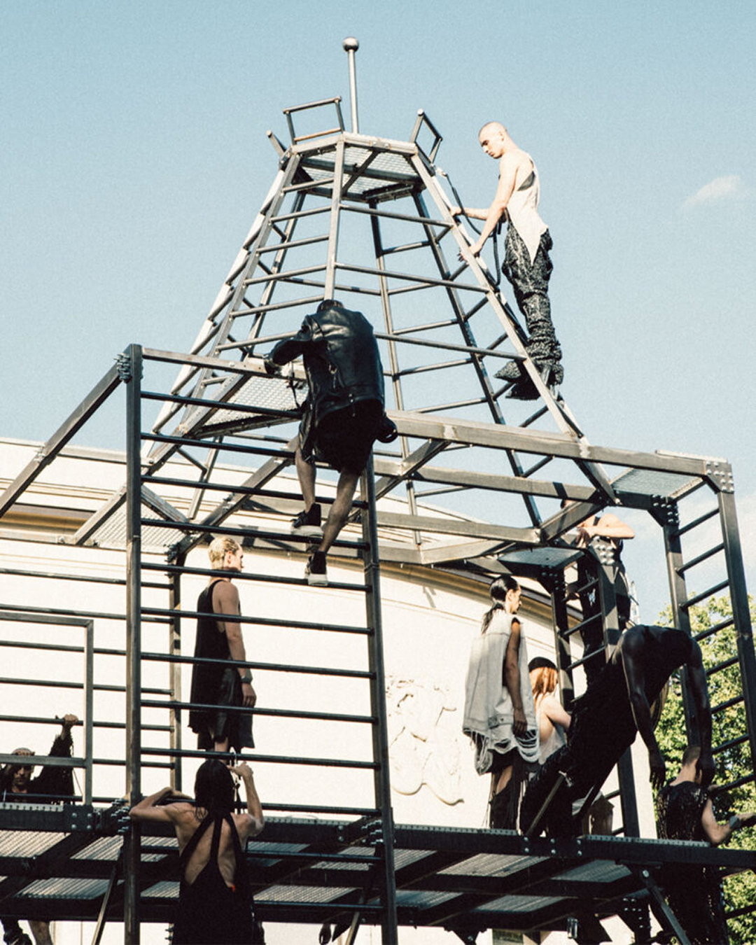 Sélection Rick Owens DRKSHDW avec Sneaks, Creatch Cargo Drawstring et T-shirt Tarp T dans un vestiaire sombre et utilitaire.