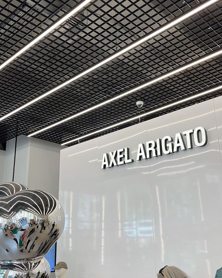 Sneakers et vêtements Axel Arigato chez Lesthete, fusionnant design scandinave, influences streetwear et esprit contemporain.