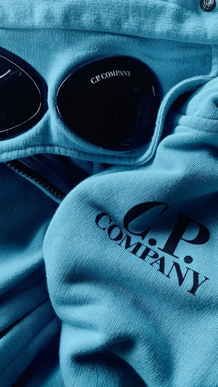 Découvrez la collection C.P. Company chez Lesthete : vestes Goggle, sweats et pantalons techniques alliant design fonctionnel, confort et esthétique urbaine italienne.