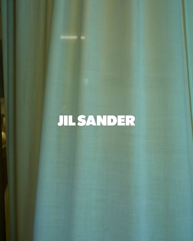 Découvrez la collection Jil Sander chez Lesthete : vêtements au design minimaliste, coupes architecturales et matières raffinées incarnant une élégance contemporaine et intemporelle.