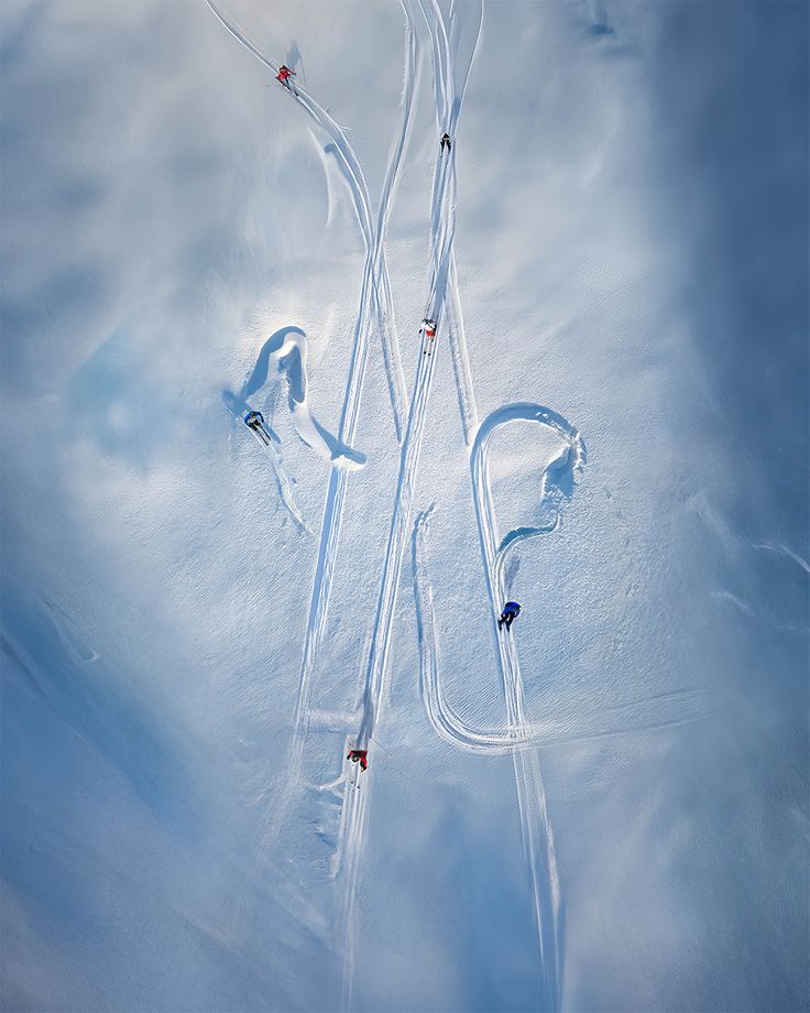 Vêtements techniques Moncler Grenoble / Day-Namic chez Lesthete, alliant style, confort et performance pour le ski et l’après-ski.