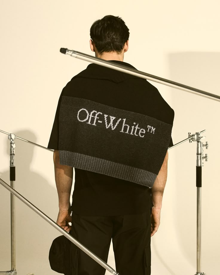 Vêtements Off-White chez Lesthete, alliant esthétique streetwear, design contemporain et flèches iconiques du créateur Virgil Abloh.