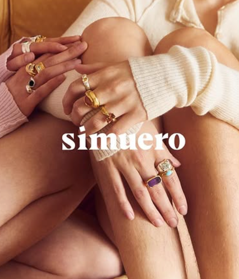 Bijoux Simuero chez Lesthete, créés à la main en Espagne, aux formes organiques et au design artisanal contemporain.