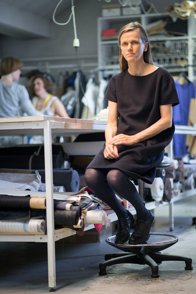 Silhouette féminine Sofie d’Hoore chez Lesthete, présentant des vêtements minimalistes aux coupes architecturales et matières premium.