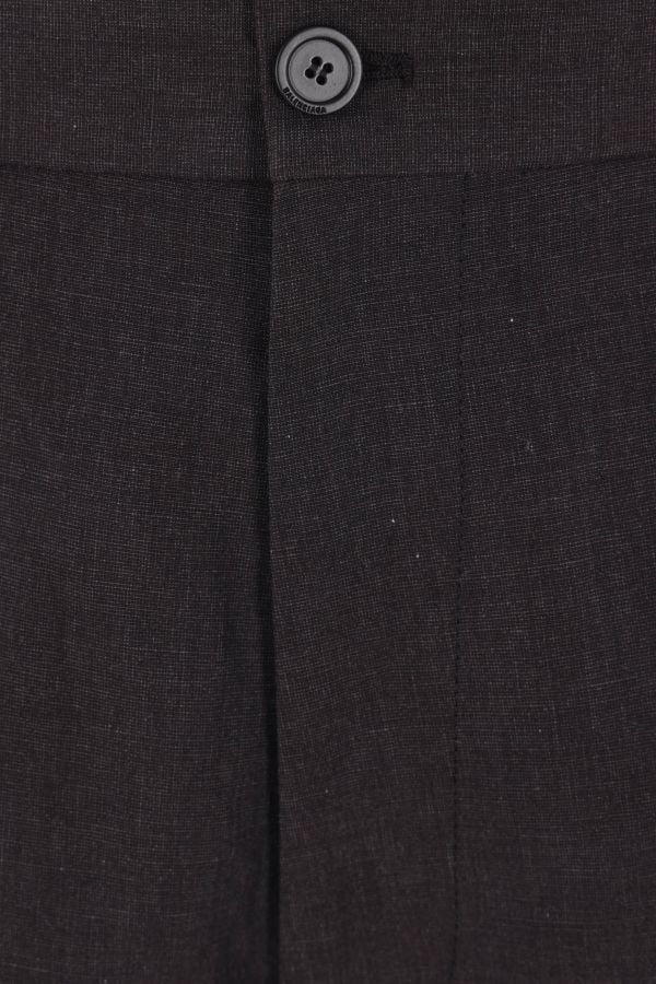 Gros plan sur le bouton du pantalon Balenciaga Chambray noir oversize, finition métallique gravée, photo détail Lesthete Concept Store.