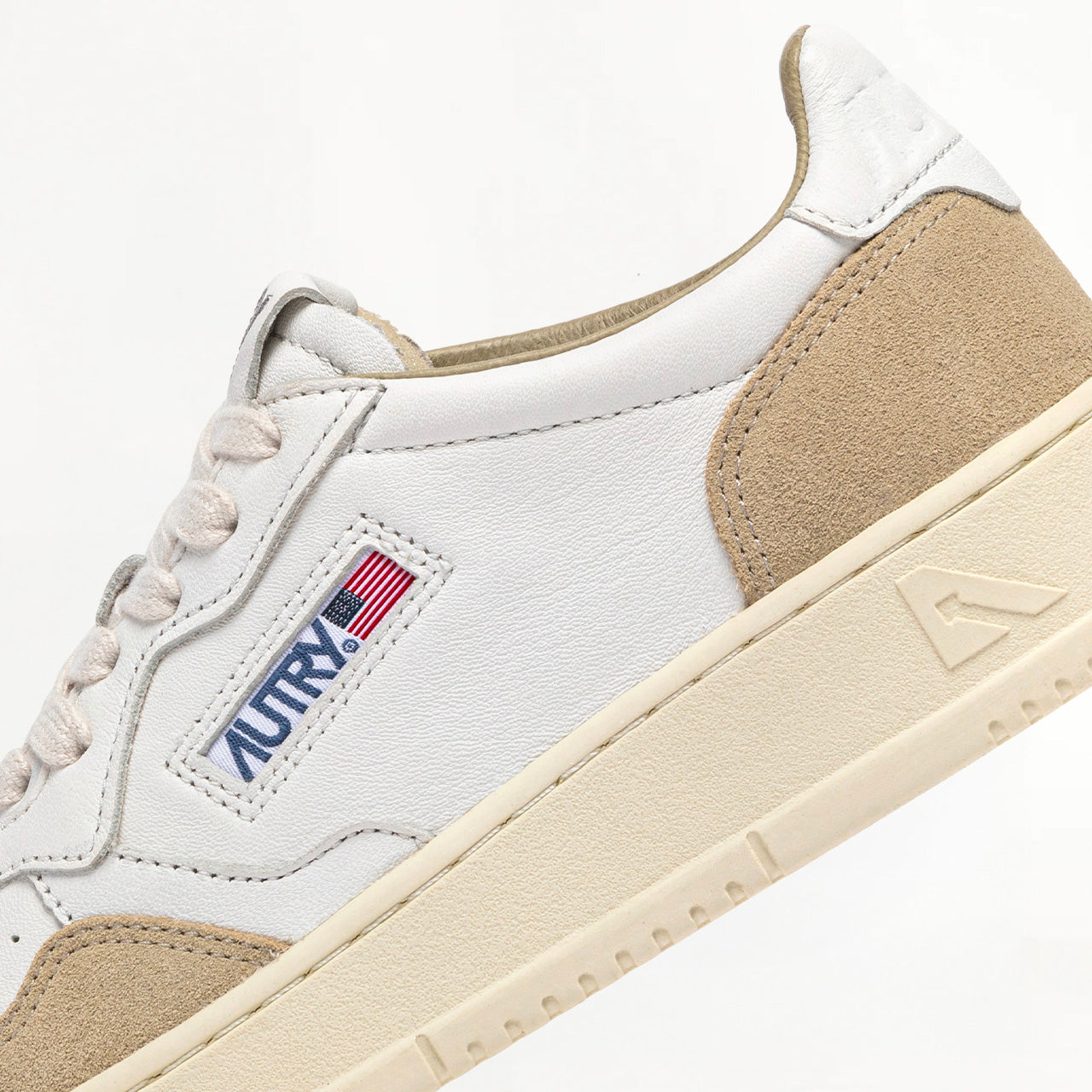 Sneakers Autry Medalist Low en Cuir et Daim Blanc et Beige