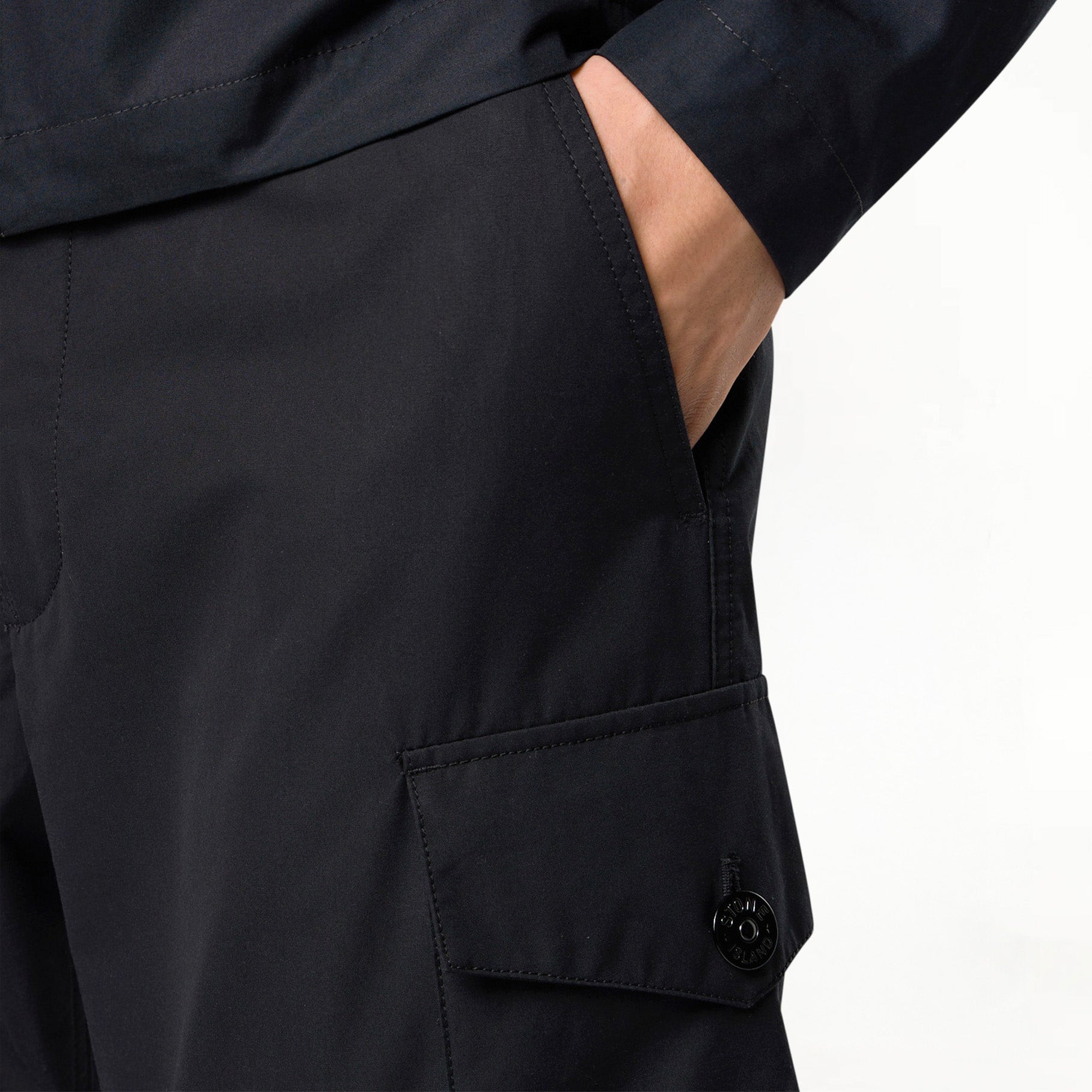 Short Cargo Stone Island Ghost en Coton Canvas L100014 Noir