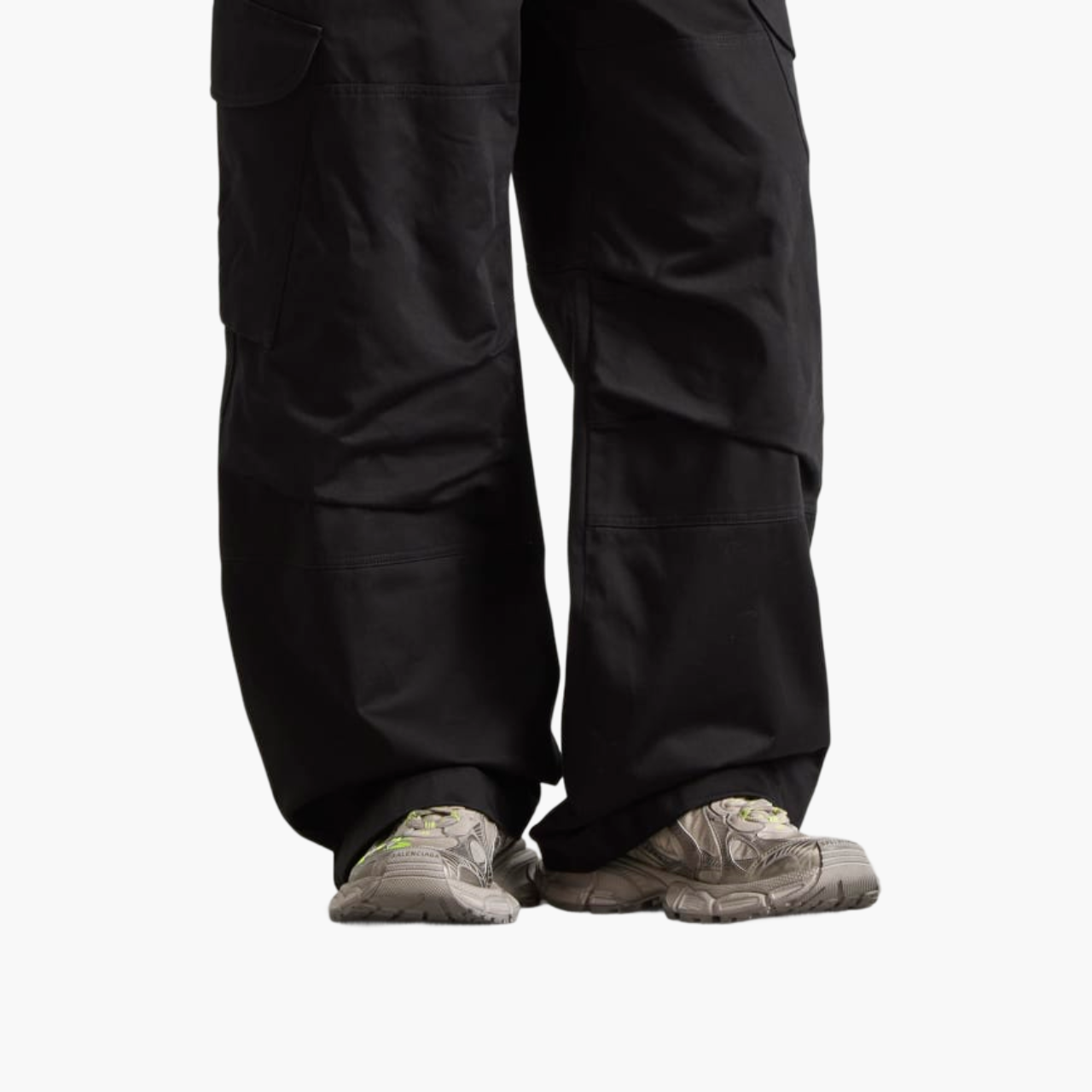 Mannequin portant les sneakers Balenciaga 3XL Ripstop taupe et jaune, look streetwear technique, Lesthete Concept Store.