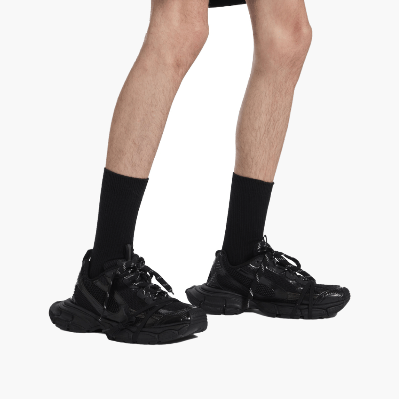 Mannequin portant les sneakers Balenciaga 3XL noir oversize, look streetwear haut de gamme chez Lesthete Concept Store.