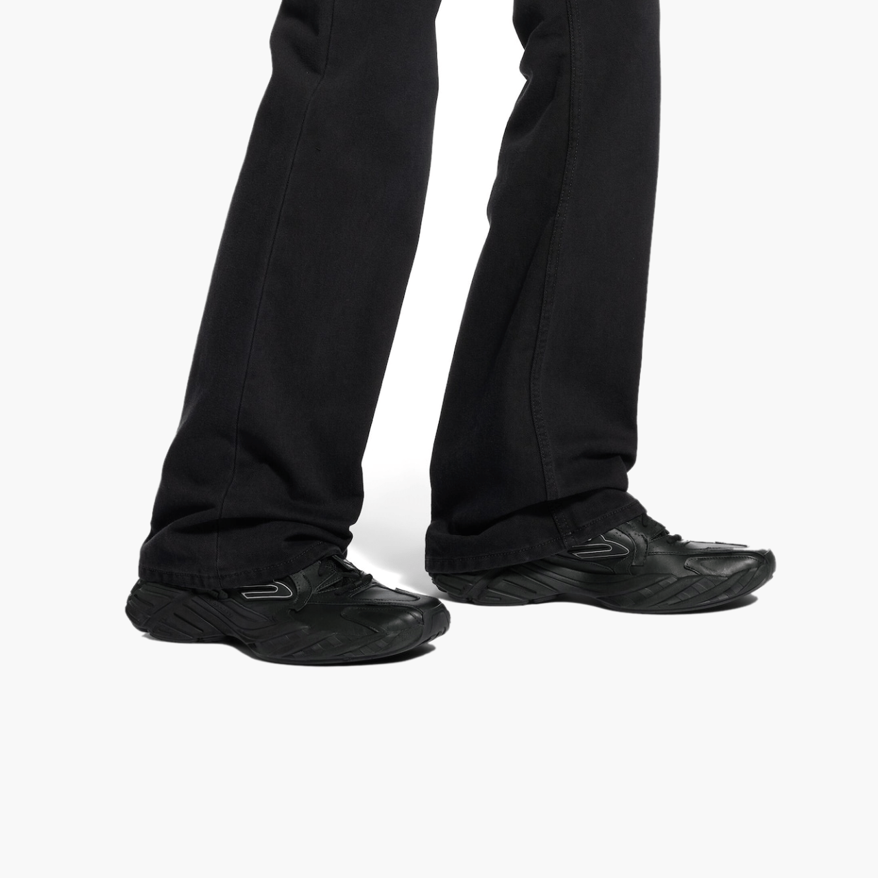 Mannequin portant les sneakers Balenciaga Monday Shoe en cuir noir, look contemporain disponible chez Lesthete Concept Store.