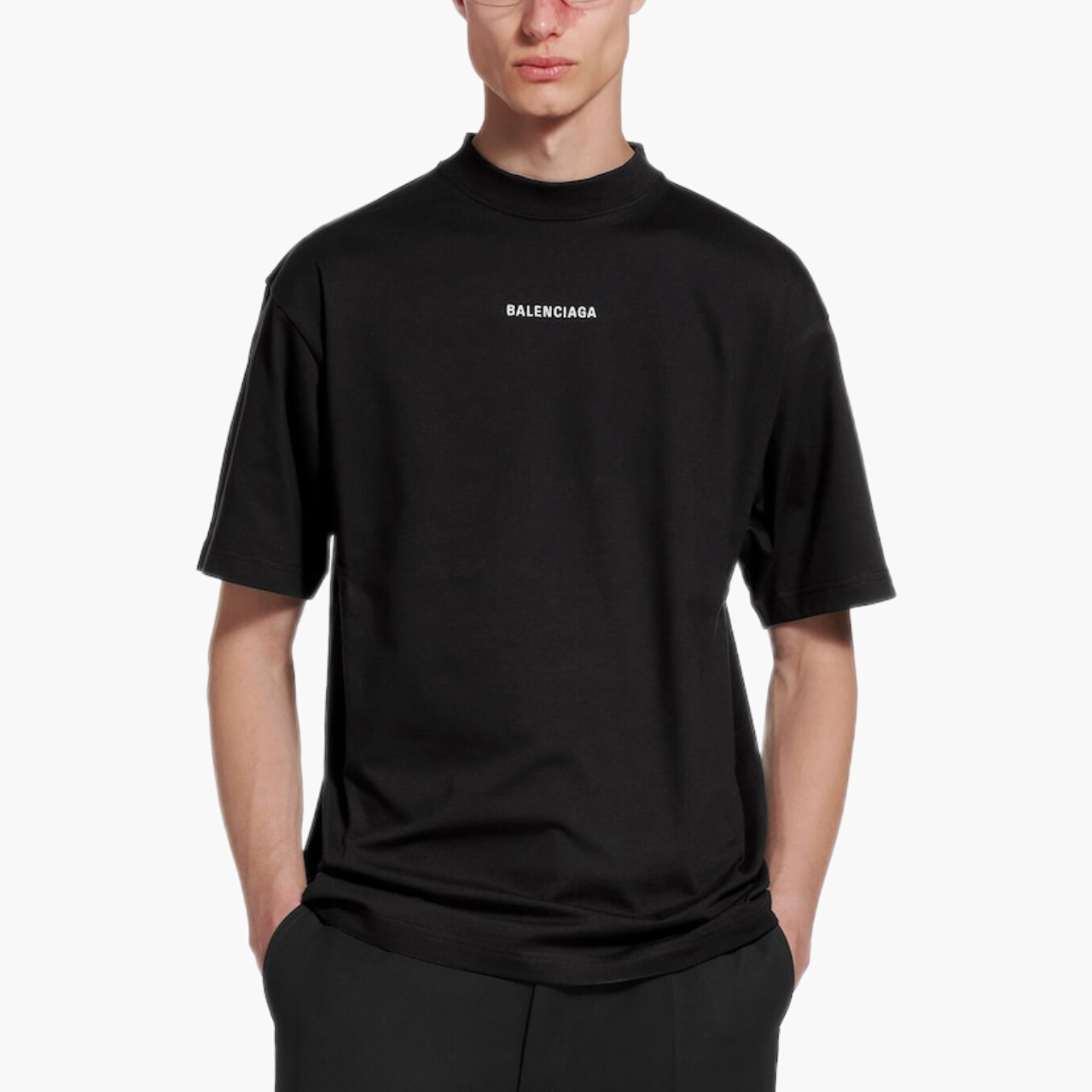 Mannequin portant le t-shirt Balenciaga New Back Fit noir coupe medium, nouvelle collection disponible chez Lesthete Concept Store.