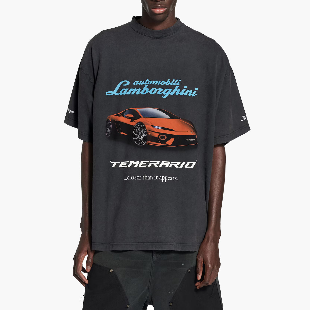 Mannequin portant le t-shirt Balenciaga Automobili Lamborghini noir oversize, logo avant et dos, disponible chez Lesthete Concept Store.