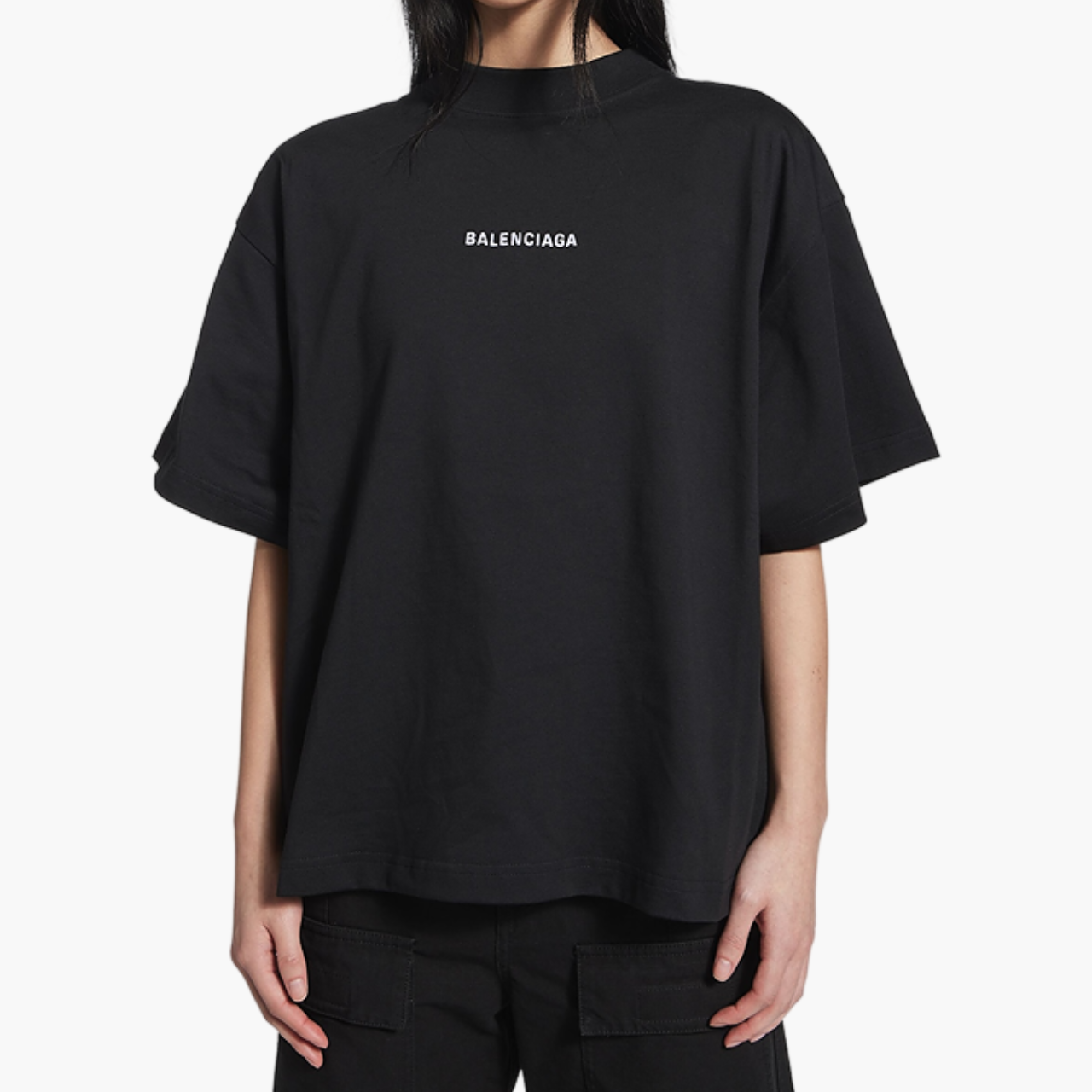 Mannequin portant le t-shirt Balenciaga Cropped Back noir, coupe courte et dos imprimé, disponible chez Lesthete Concept Store.