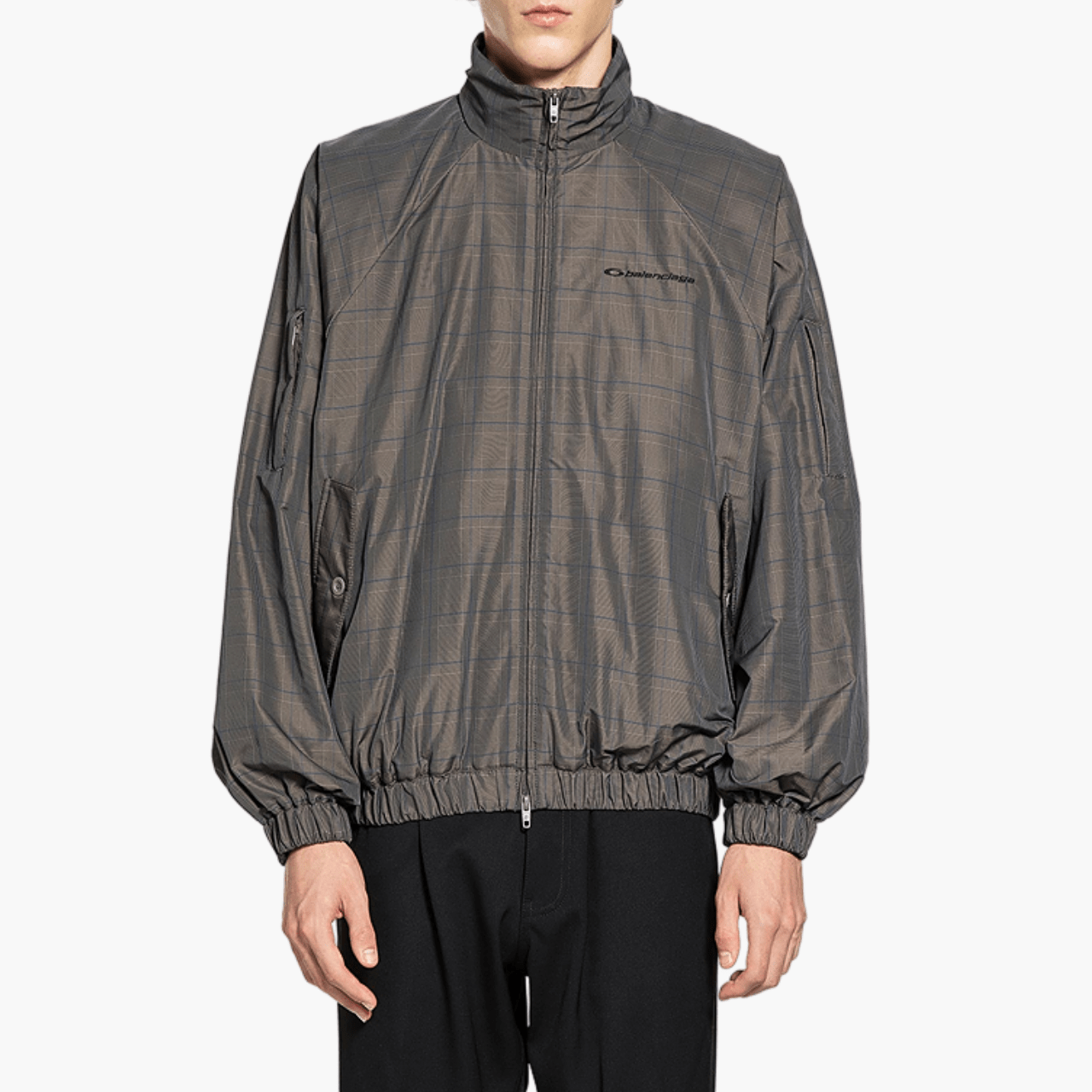 Mannequin portant la veste Balenciaga Prince of Wales en nylon, motif à carreaux et coupe moderne, photo mode Lesthete Concept Store.
