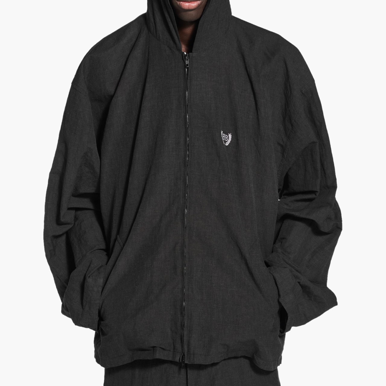 Mannequin portant la veste à capuche Balenciaga noire, coupe ample et logo ton sur ton, nouvelle collection chez Lesthete Concept Store.