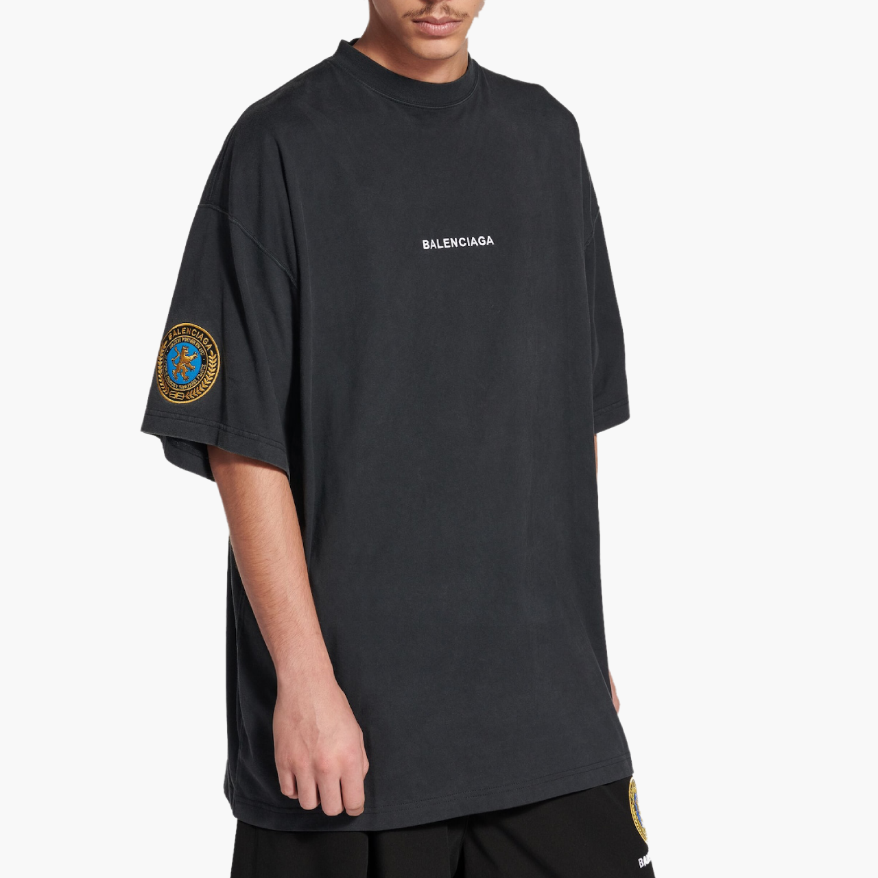 Mannequin portant le t-shirt Balenciaga Uniforme Merch noir, coupe droite, logo avant visible, Lesthete Concept Store.